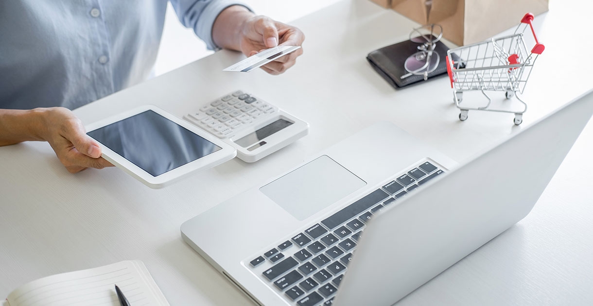 Cross-Border E-commerce: How Websites Support Multi-Language and Multi-Currency Transactions