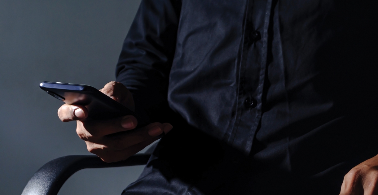 Analyzing the Pros and Cons of Dark Mode Design for User Experience