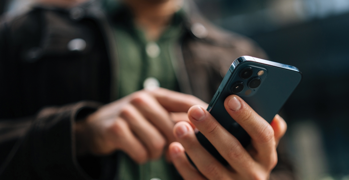 Analyzing the Pros and Cons of Dark Mode Design for User Experience